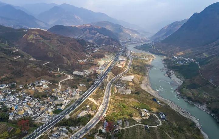 3月5日拍攝的保瀘高速、美麗公路南延線與怒江